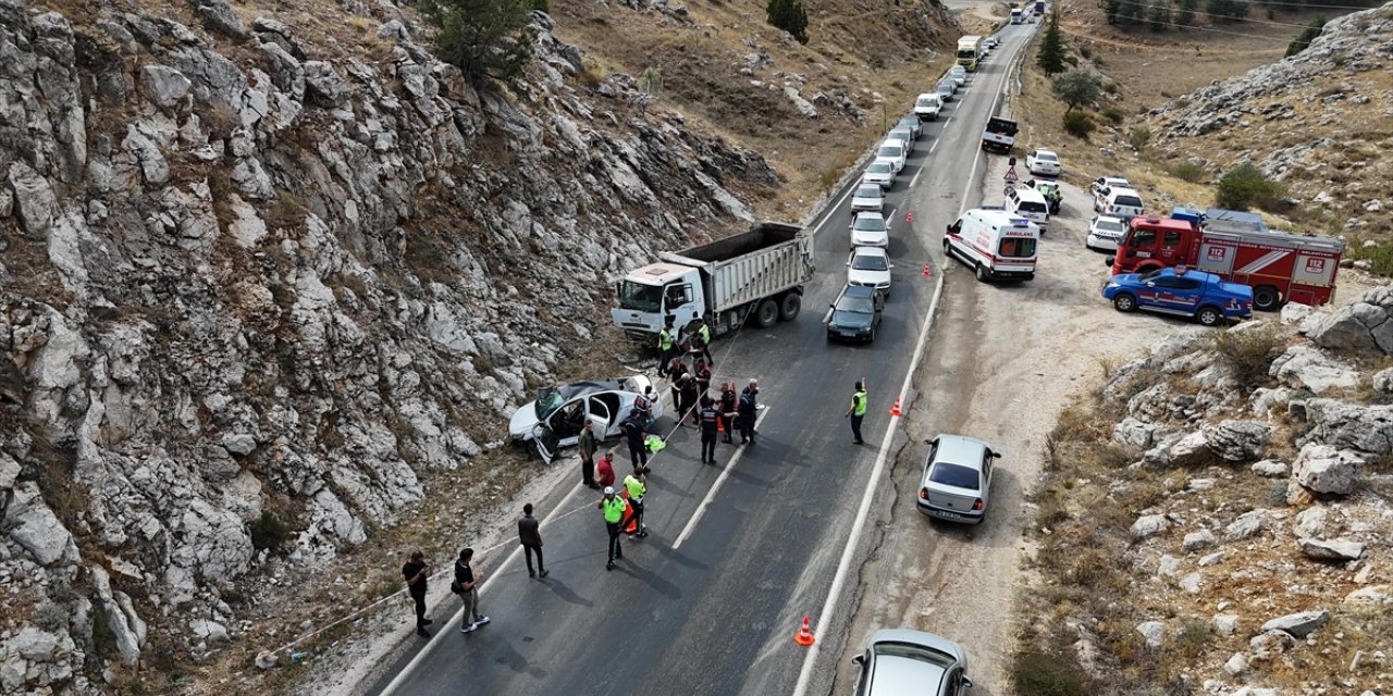 Kahramanmaraş'ta kamyonla çarpışan otomobildeki 2 kişi öldü