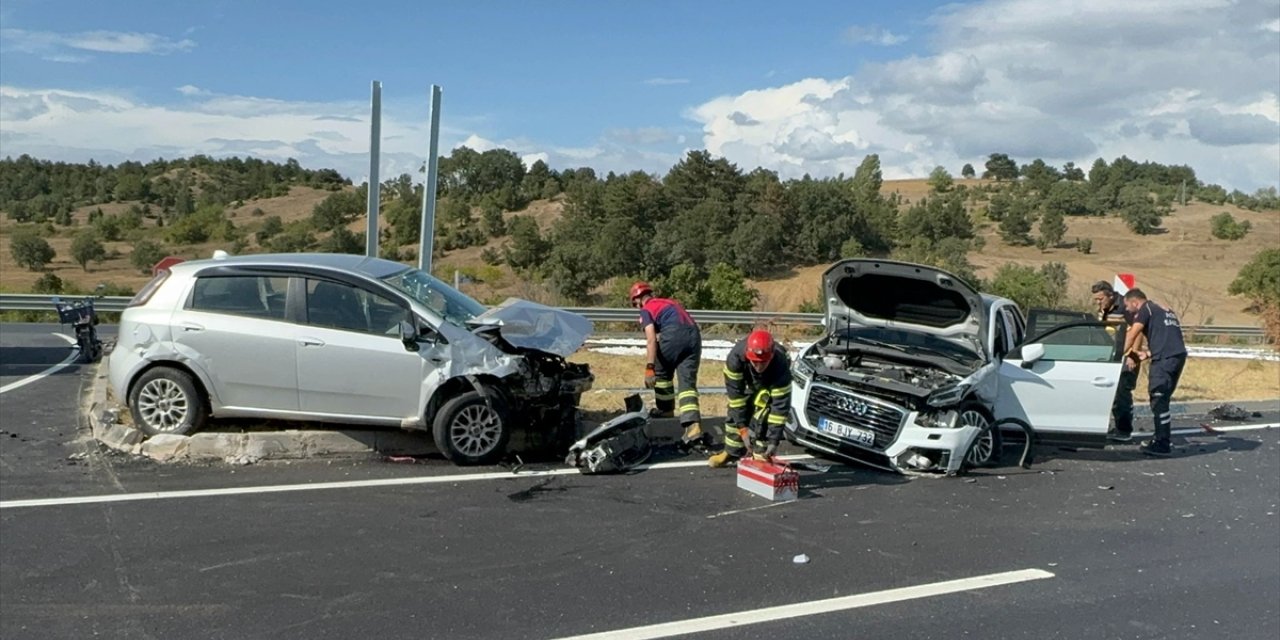 Bilecik'te iki otomobilin çarpıştığı kazada 5 kişi yaralandı