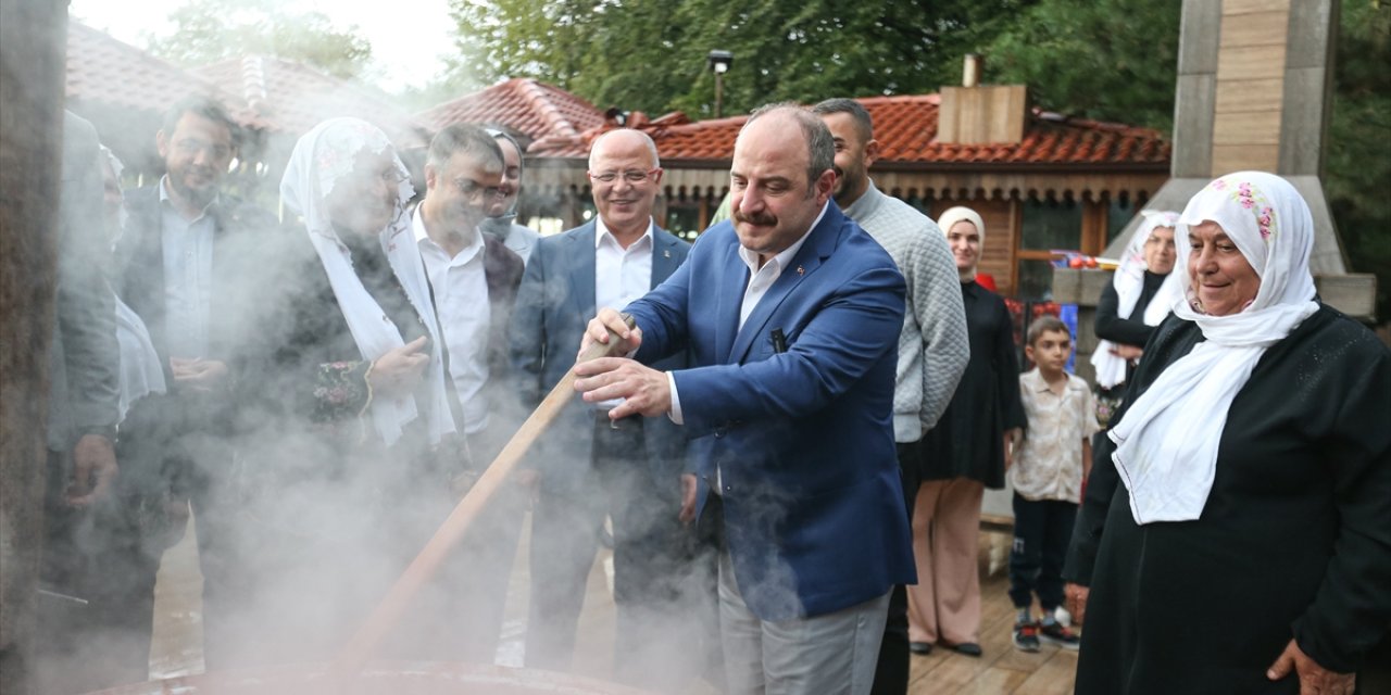 Mustafa Varank, Bursa'da Saitabat Köyü Kadınları Kalkınma ve Koruma Derneği'ni ziyaret etti: