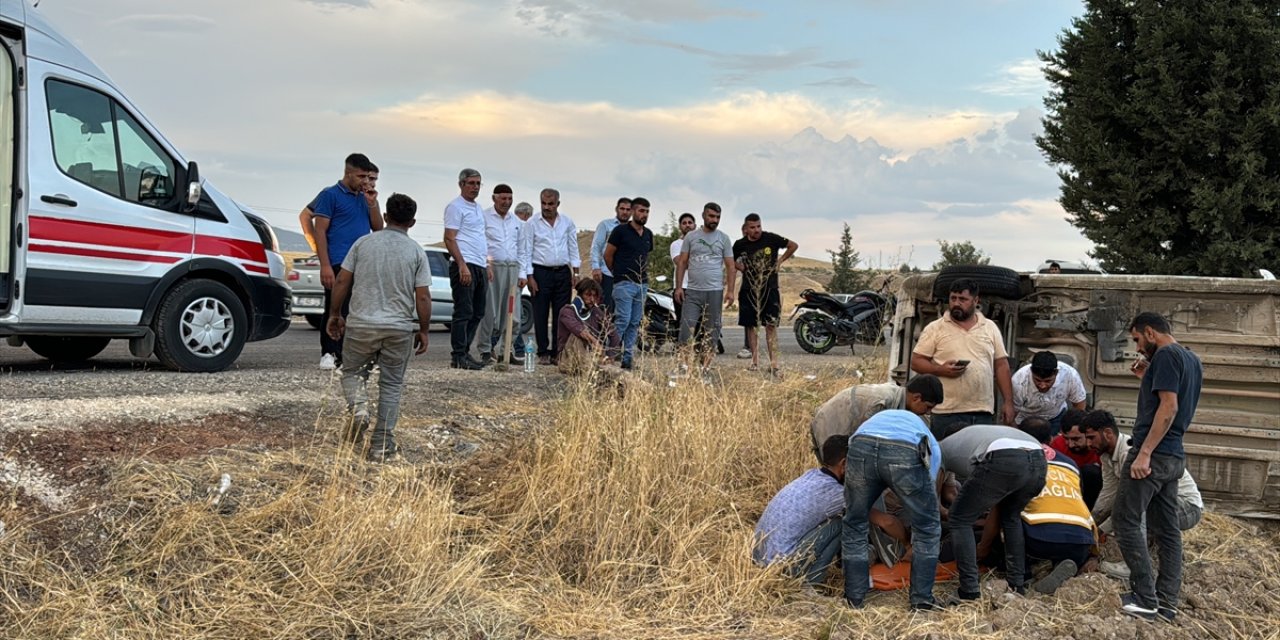 Adıyaman'da devrilen hafif ticari araçtaki 2 kişi yaralandı