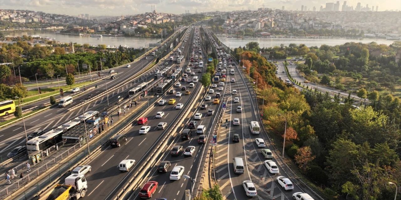 İstanbul'da yeni eğitim öğretim yılının ilk gününde trafik yoğunluğu oluştu