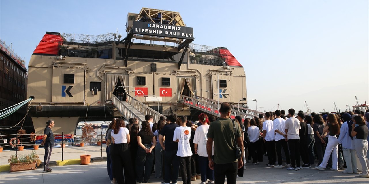 Depremzede lise öğrencileri için "Yüzen Okul"da ilk ders zili çaldı