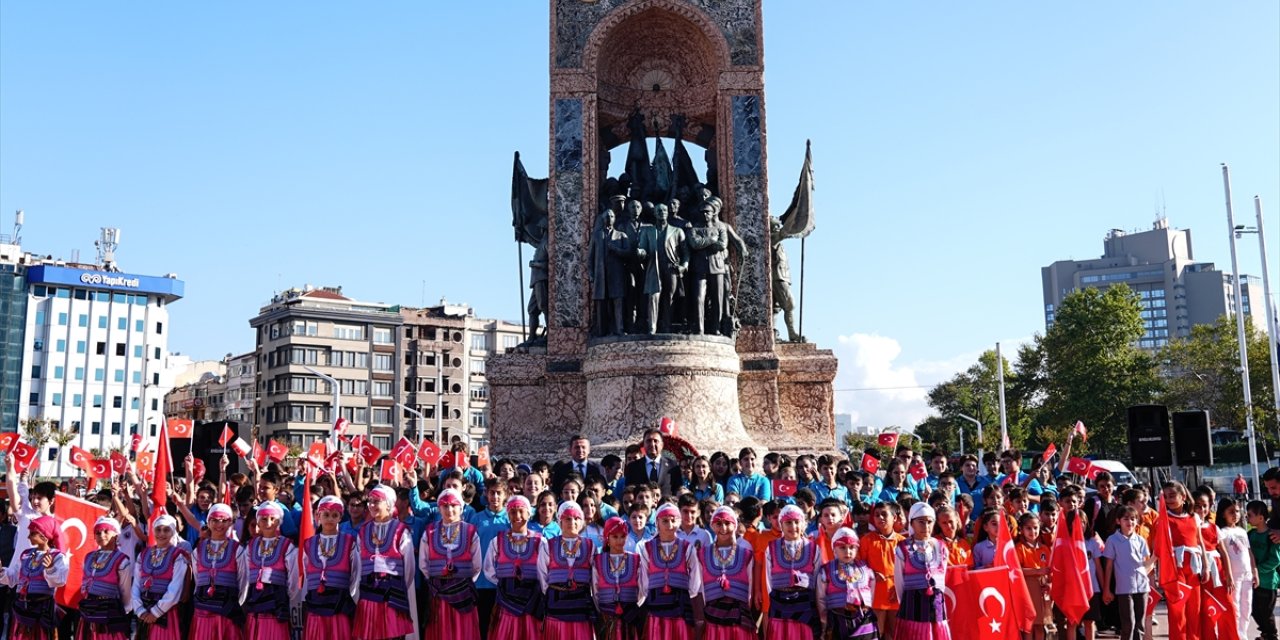 Yeni eğitim öğretim yılının başlaması dolayısıyla Taksim Cumhuriyet Anıtı'na çelenk bırakıldı