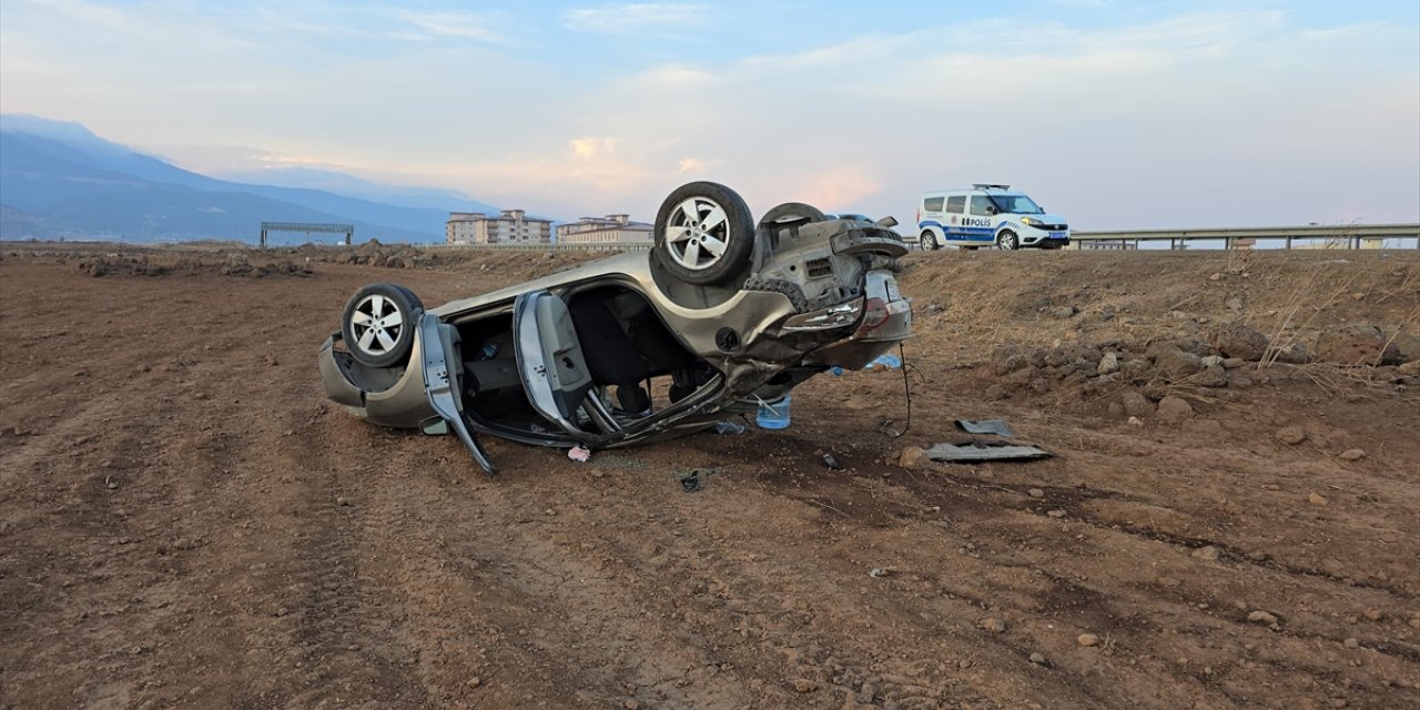 Gaziantep'te iki otomobilin çarpıştığı kazada 4 kişi yaralandı