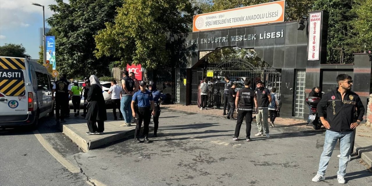 İstanbul'da polis ekiplerince okul çevrelerinde denetim yapıldı