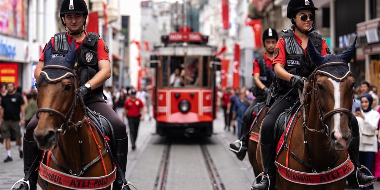 İstanbul'da görev yapan atlı polisler yerli ve yabancı turistlerin gözdesi oldu