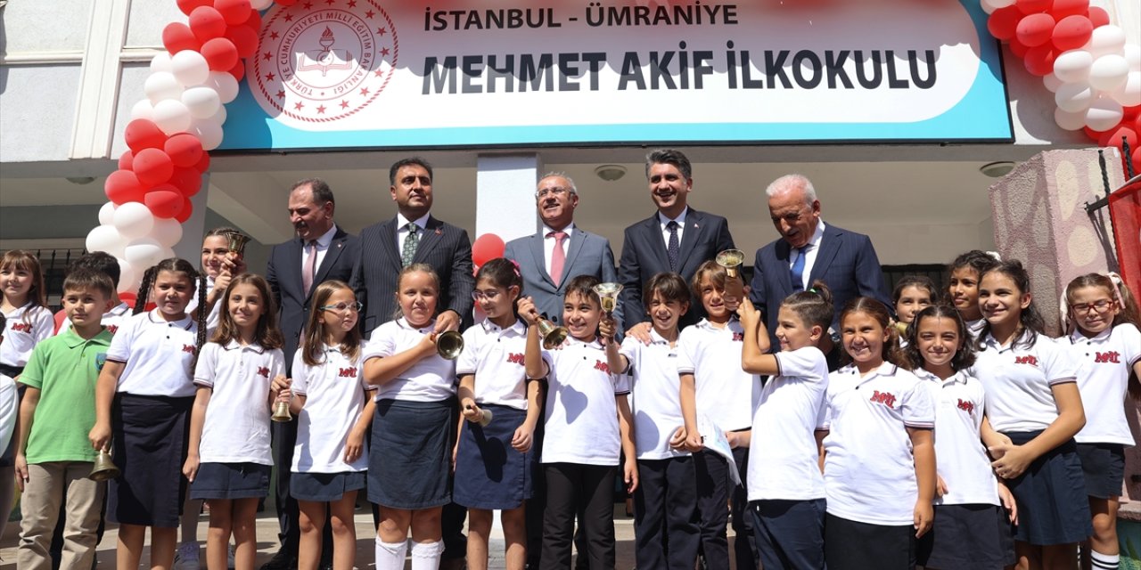 İstanbul'da yeni eğitim öğretim yılının başlaması dolayısıyla tören düzenlendi