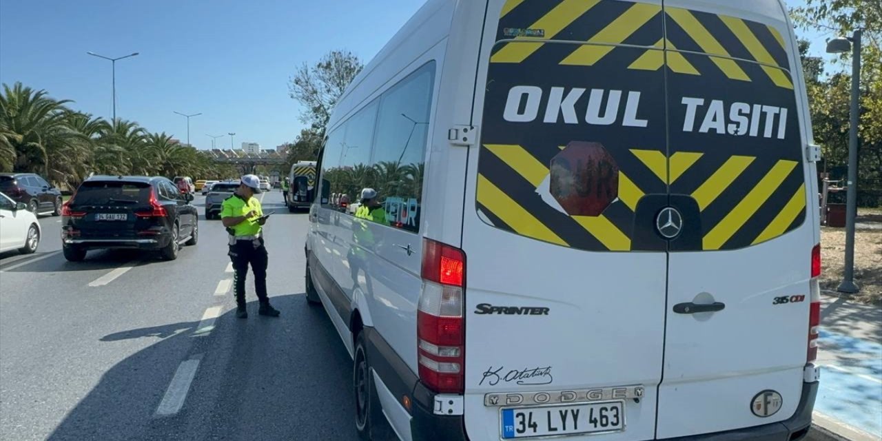 İstanbul'da polis ekiplerince okul servislerine yönelik denetim yapıldı