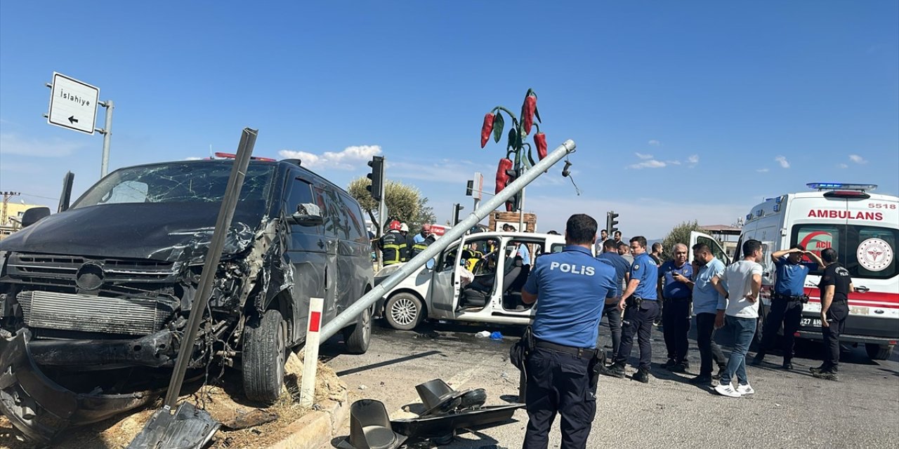 Gaziantep'te minibüs ile hafif ticari aracın çarpıştığı kazada 4 kişi yaralandı