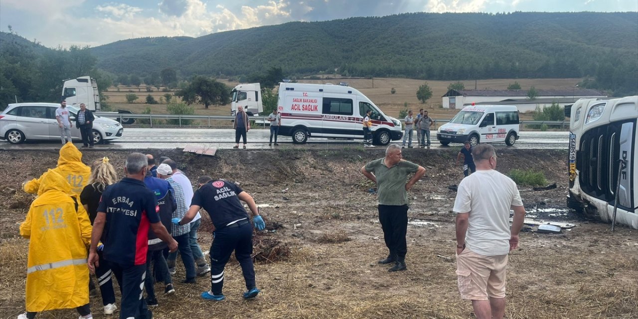 Tokat'ta yan yatan tırın sürücüsü yaralandı