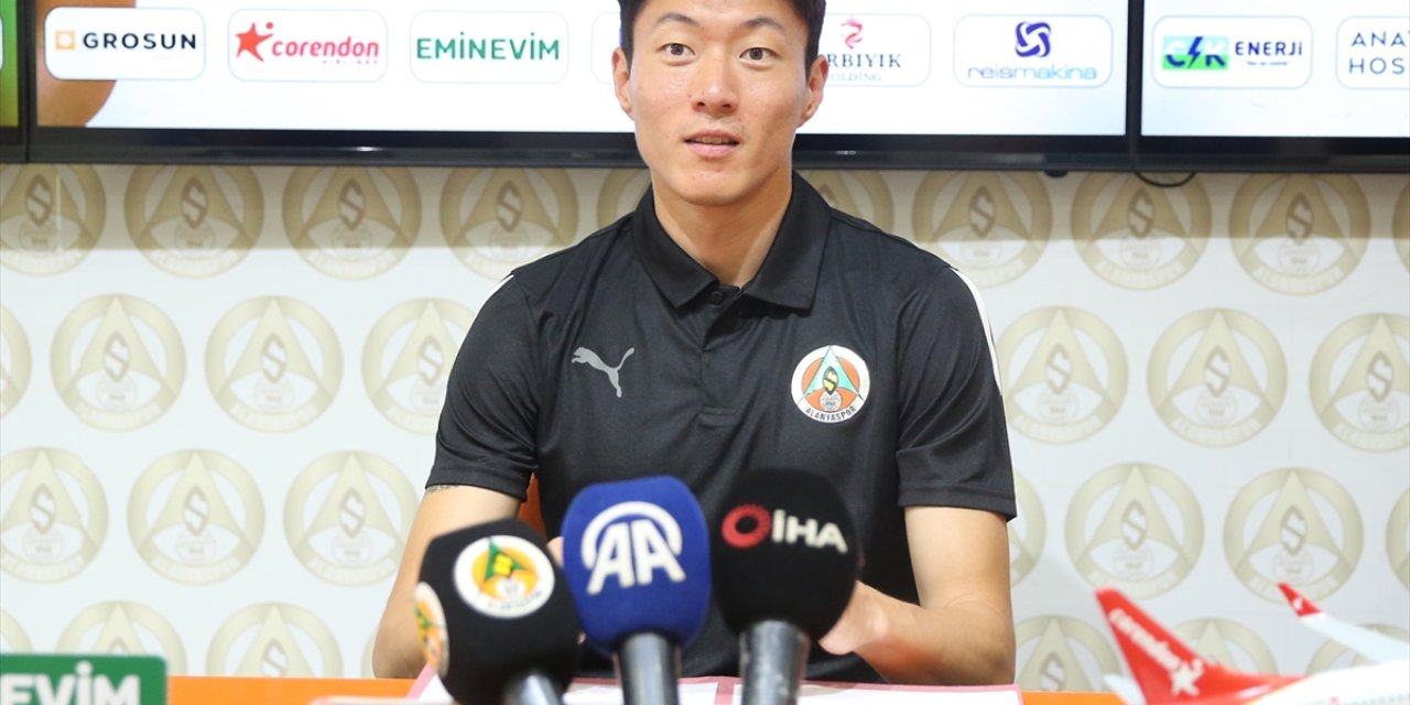 Alanyaspor yeni transferi Ui-jo Hwang için imza töreni düzenledi