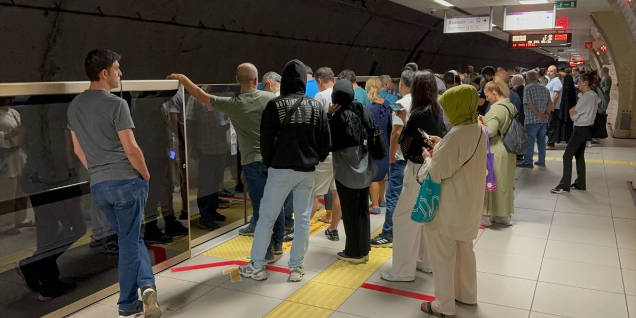 - İstanbul'da Samandıra-Üsküdar seferini yapan metro arızalandı