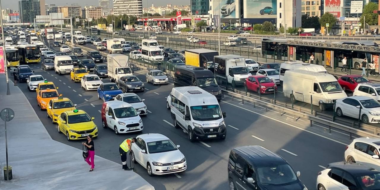 İstanbul'da sabah saatlerinde trafik yoğunluğu yaşanıyor