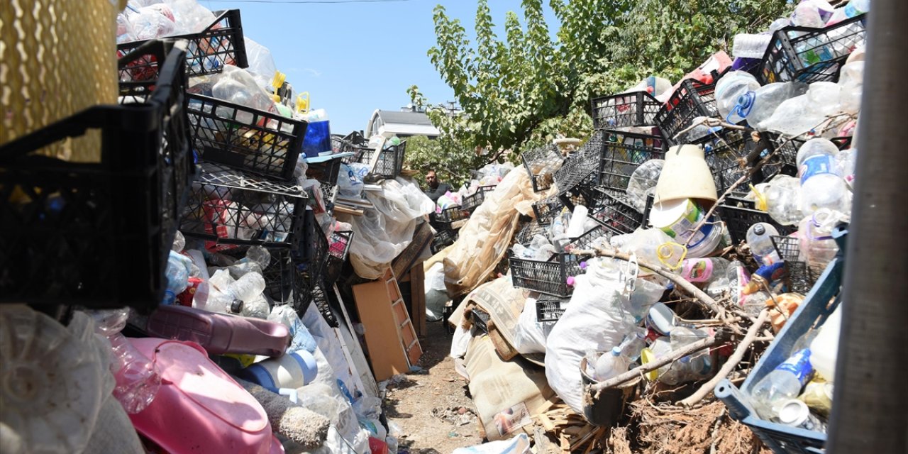 Antalya'da bir gecekondudan 14 kamyon çöp çıkarıldı