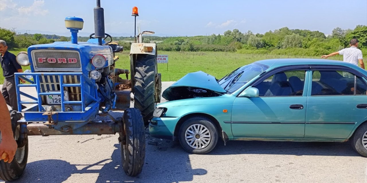 Samsun'da otomobil ile traktörün çarpıştığı kazada 3 kişi yaralandı