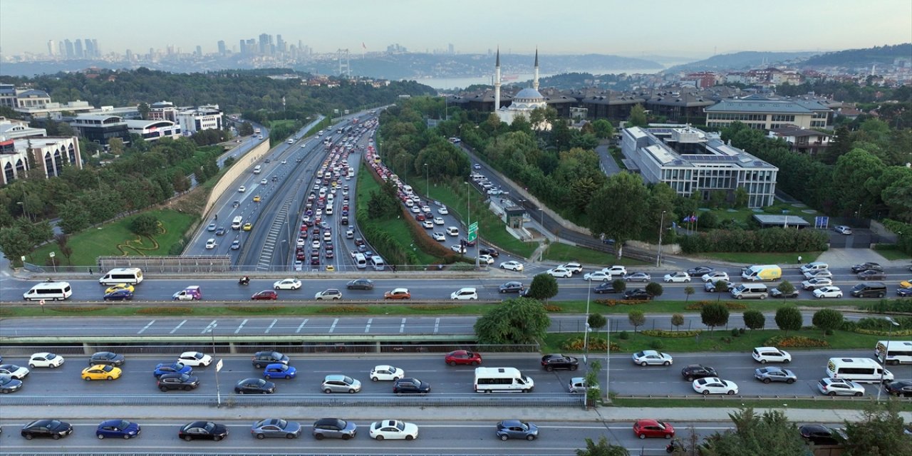 İstanbul'da haftanın üçüncü iş gününde trafik yoğunluğu yaşanıyor