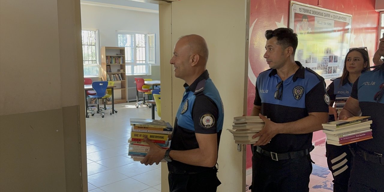 Adana'da polis öğrencilerle aynı sıralarda kitap okudu