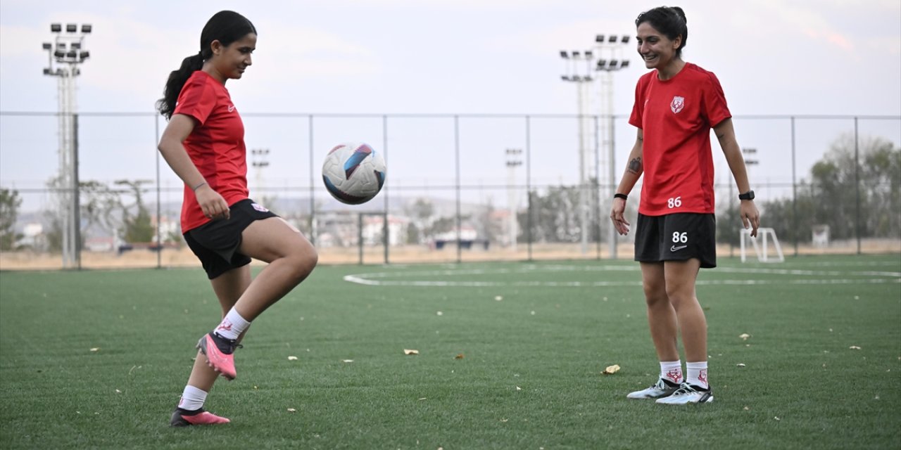 FOMGET'in genç kadın futbolcuları "aile desteği"nin önemini anlattı