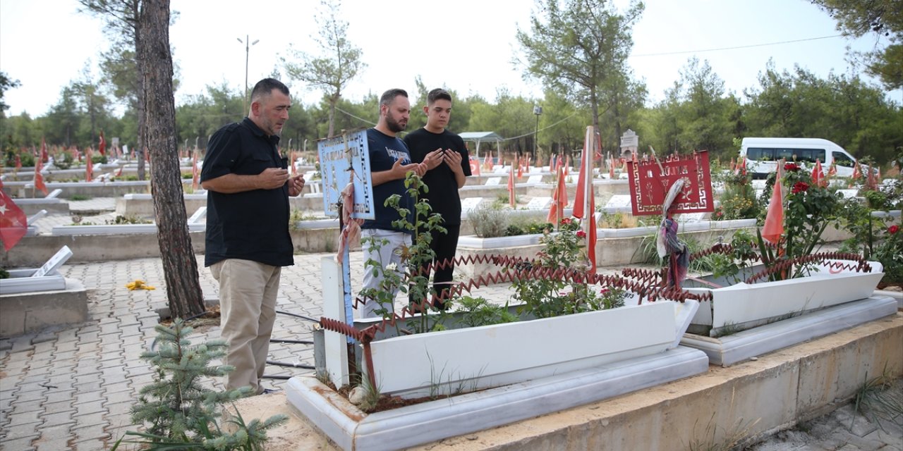 Depremde futbolcu çocuklarını kaybeden aileler, ilk maçta takımı yalnız bırakmadı