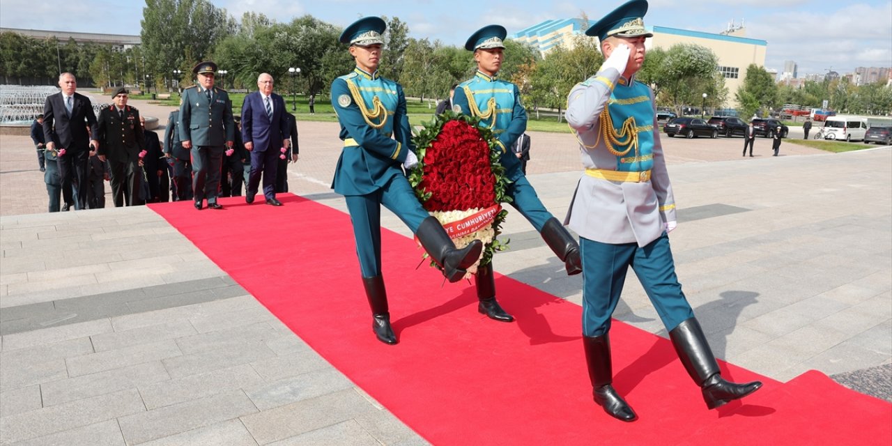 Milli Savunma Bakanı Güler, Kazakistan Savunma Bakanı Jaksilikov'u ziyaret etti