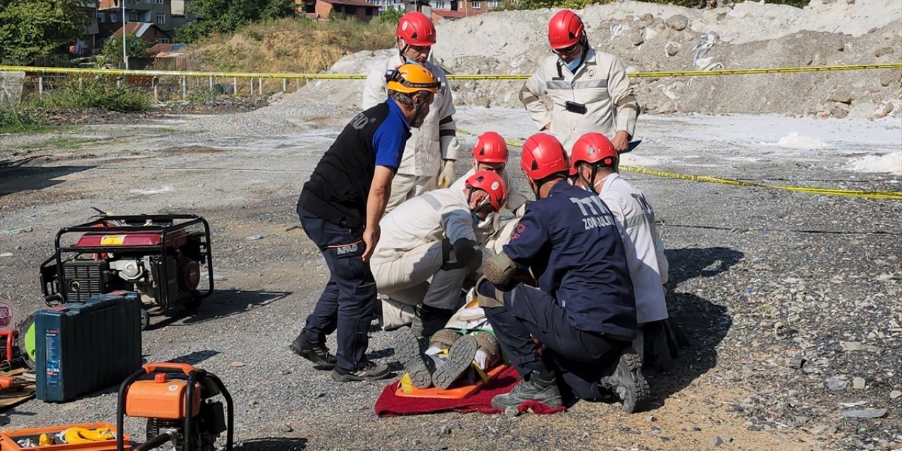 Zonguldak'ta yarışmaya hazırlanan madenciler deprem tatbikatına katıldı