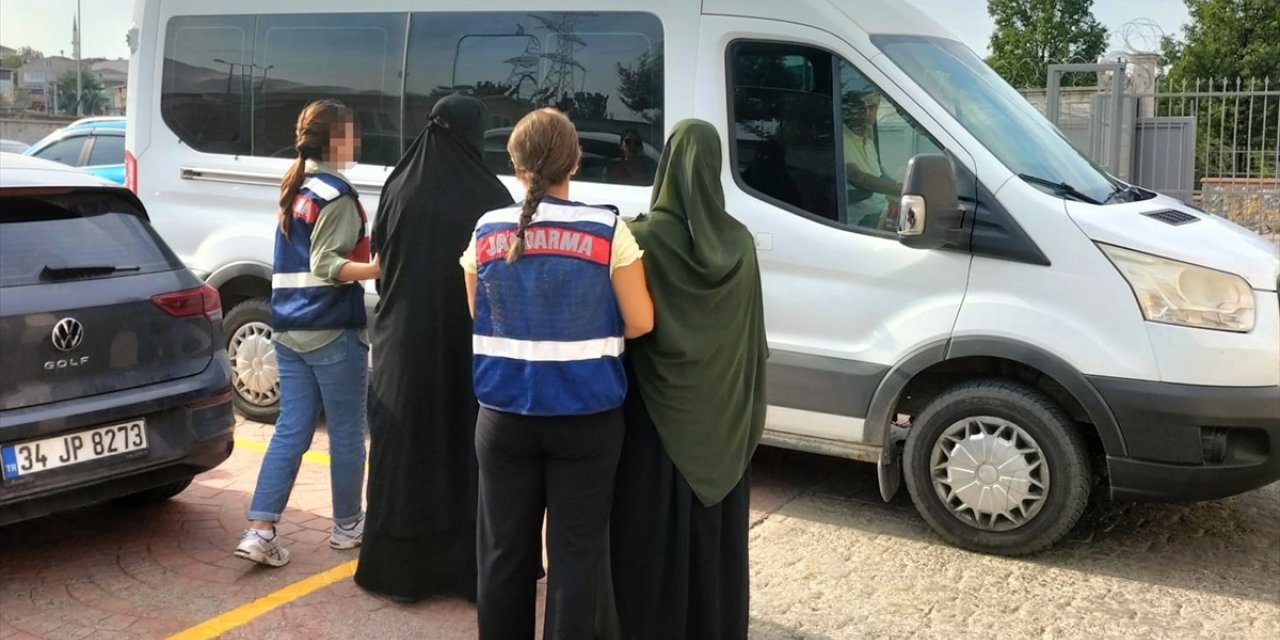 İzmir merkezli DEAŞ operasyonunda yakalanan 2 zanlı tutuklandı