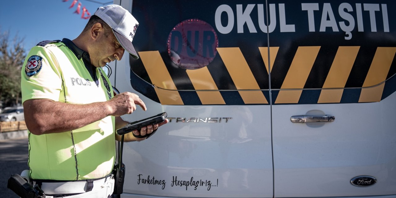 Erzurum'da polis ekiplerince okul servislerine yönelik denetim yapıldı