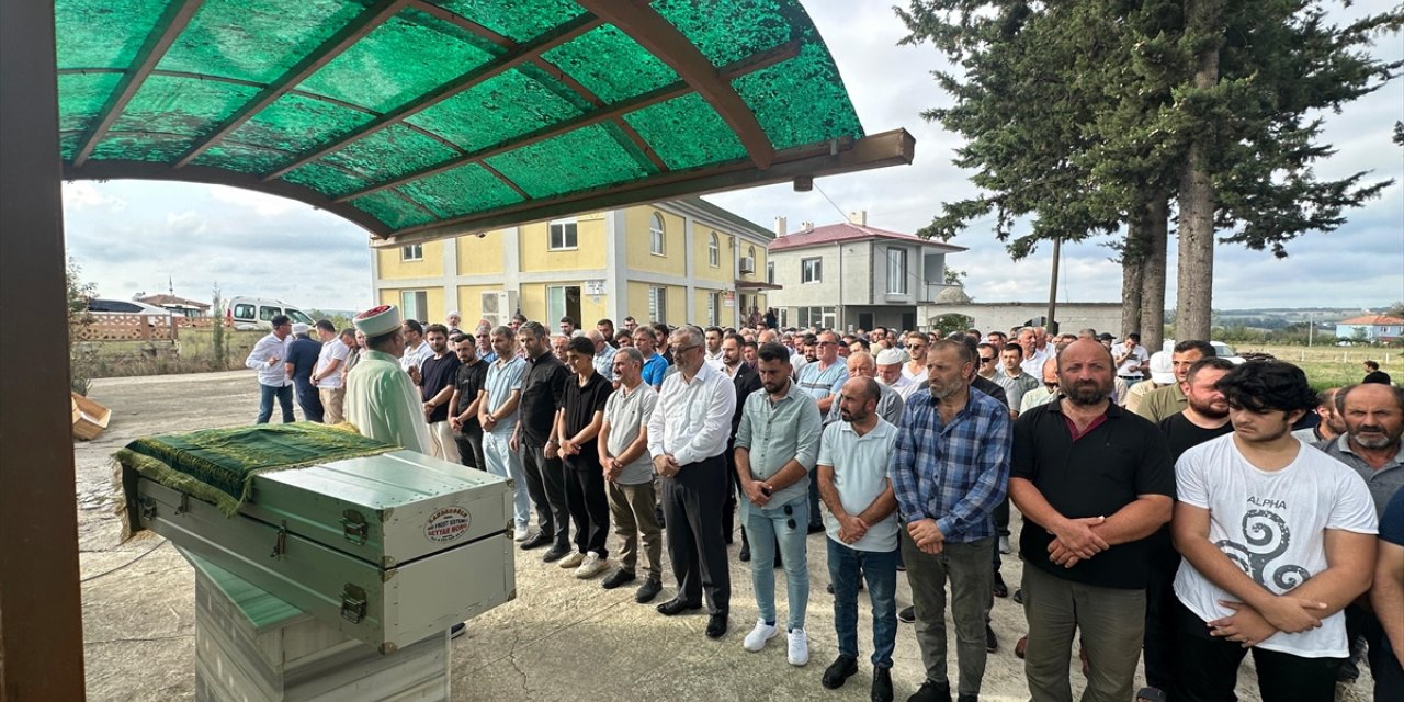 Samsun'da kuyu açarken toprak altında kalan iki işçiden biri toprağa verildi