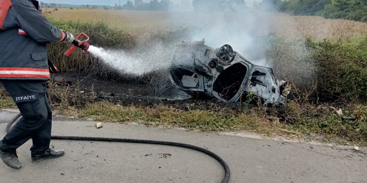 Sakarya'da devrilen otomobil yandı