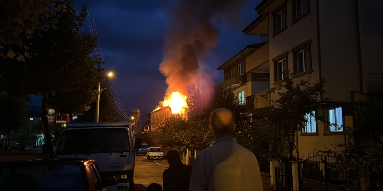 Bolu'da yıldırım isabet eden apartmanın çatısında çıkan yangın söndürüldü