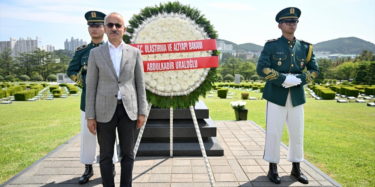 Bakan Uraloğlu, Güney Kore'deki Birleşmiş Milletler Anıt Mezarlığı'nı ziyaret etti: