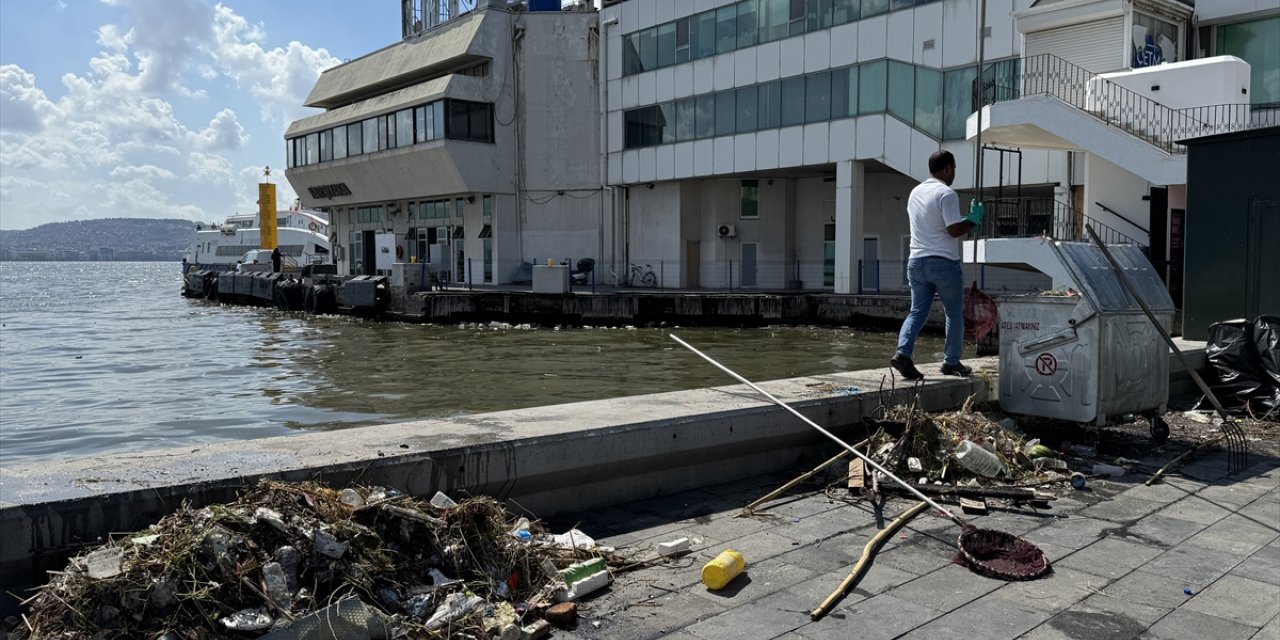 İzmir Körfezi'nde bu kez de atık kirliliği gözleniyor