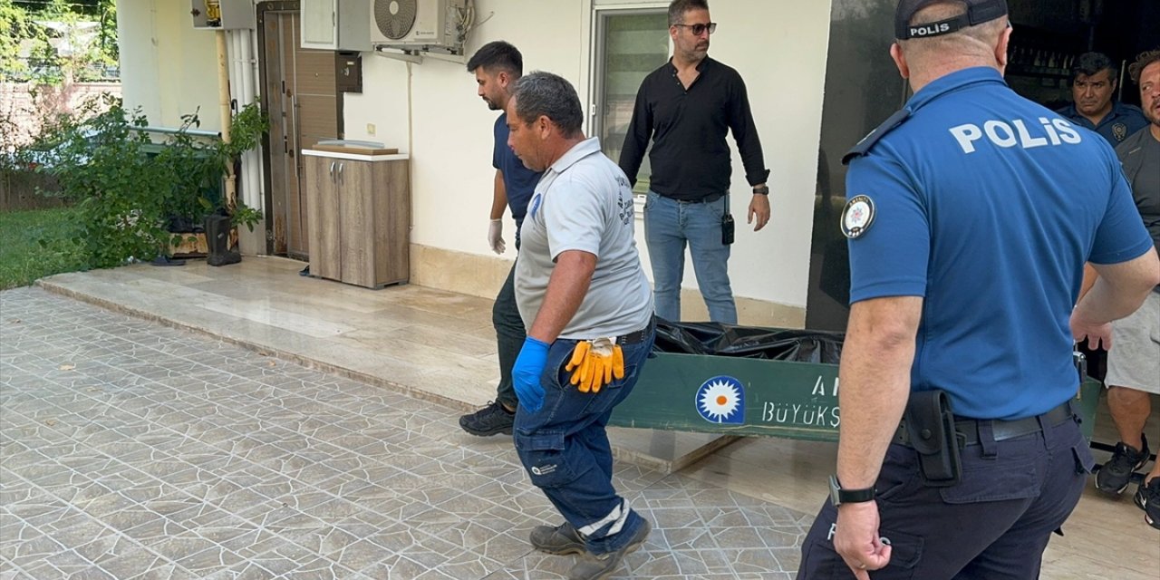 Antalya'da evinde silahla vurulan kadın hayatını kaybetti