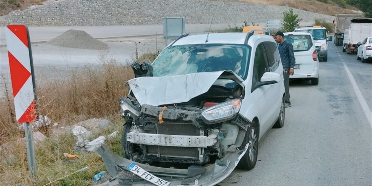 Kütahya'da hafif ticari aracın çarptığı motosikletin sürücüsü yaralandı