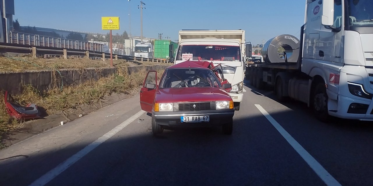 Kocaeli'de kamyonetle çarpışan otomobildeki karı koca yaralandı