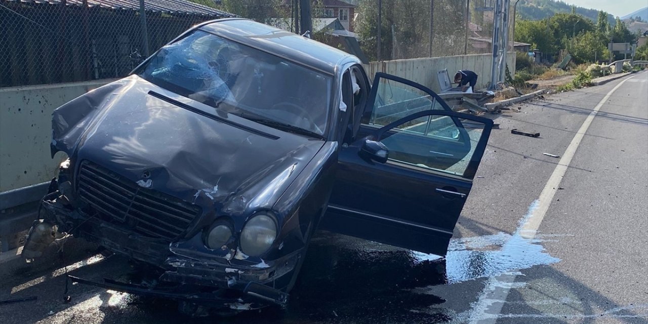 Sivas'ta plaka tanıma sistemi panosuna çarpan otomobildeki 5 kişi yaralandı