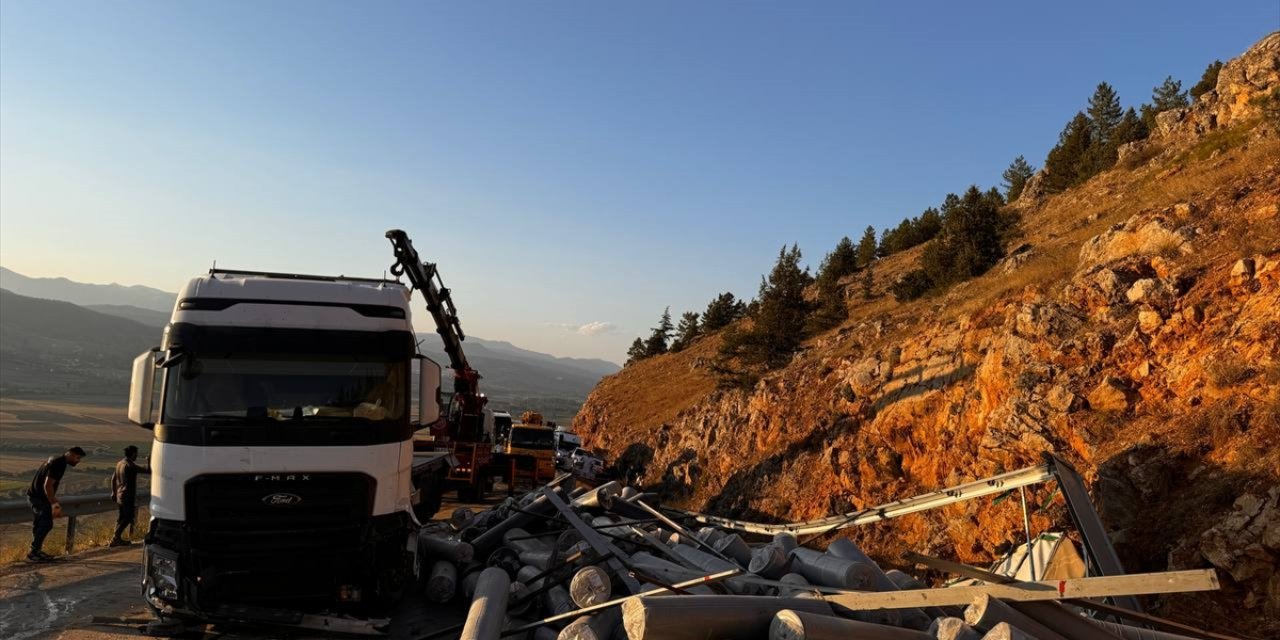 Kahramanmaraş'ta kumaş yüklü tırın devrilmesi sonucu yol trafiğe kapandı