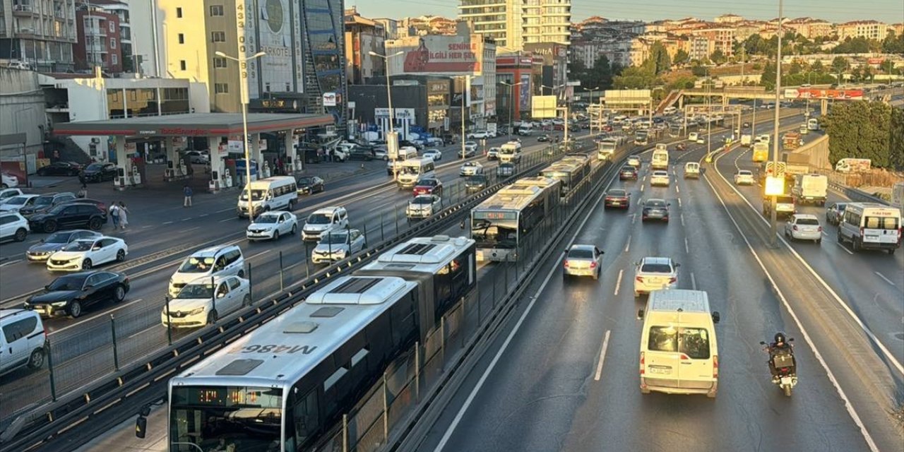 Beylikdüzü-Söğütlüçeşme seferini yapan metrobüsün lastiği patladı