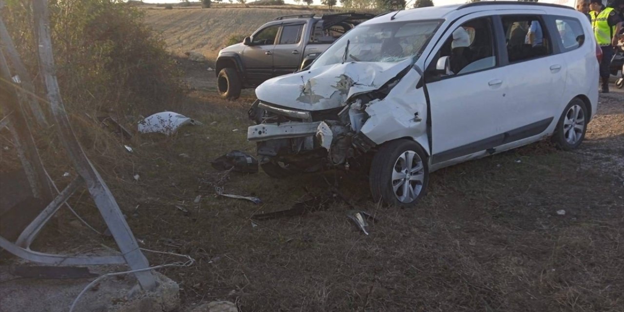 Tokat'ta elektrik direğine çarpan otomobildeki 4 kişi yaralandı