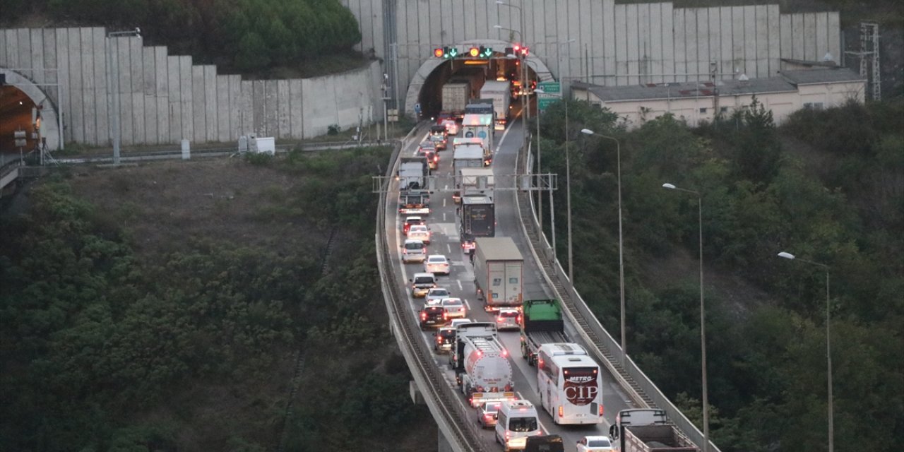 Anadolu Otoyolu'nun Kocaeli kesiminde 3 tırın karıştığı zincirleme trafik kazası ulaşımı aksattı