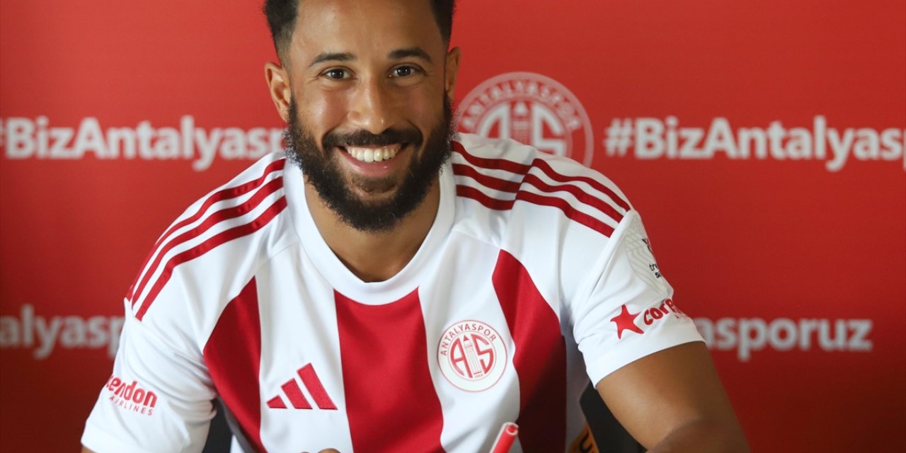 Antalyaspor, yeni transferi Townsend için imza töreni düzenledi