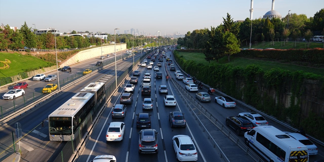 İstanbul'da haftanın son mesai gününde trafik yoğunluğu yaşanıyor