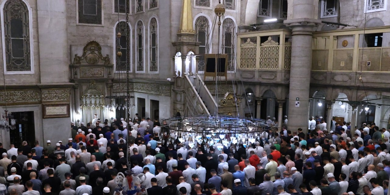 Diyanet İşleri Başkanı Erbaş, İstanbul'da sabah namazı kıldırdı