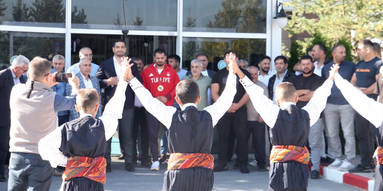 Paralimpik Oyunları şampiyonu judocu İbrahim Bölükbaşı, memleketi Erzurum'da çiçeklerle karşılandı