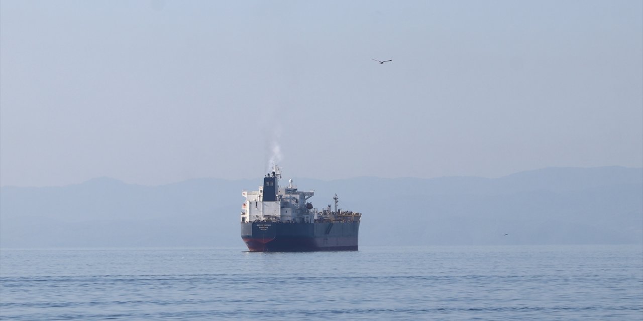 Tekirdağ'da tanker gemisinden denize düştüğü belirtilen kişiyi arama çalışmaları sürüyor