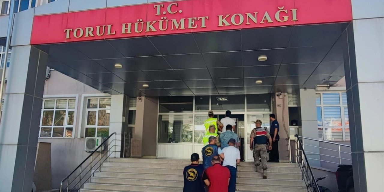 Gümüşhane'de trafik işaret levhalarını çalan 4 kişi tutuklandı