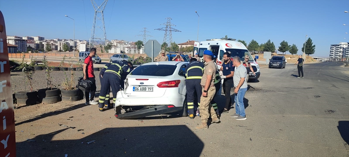 Siirt'te tırla çarpışan otomobildeki 5 kişi yaralandı