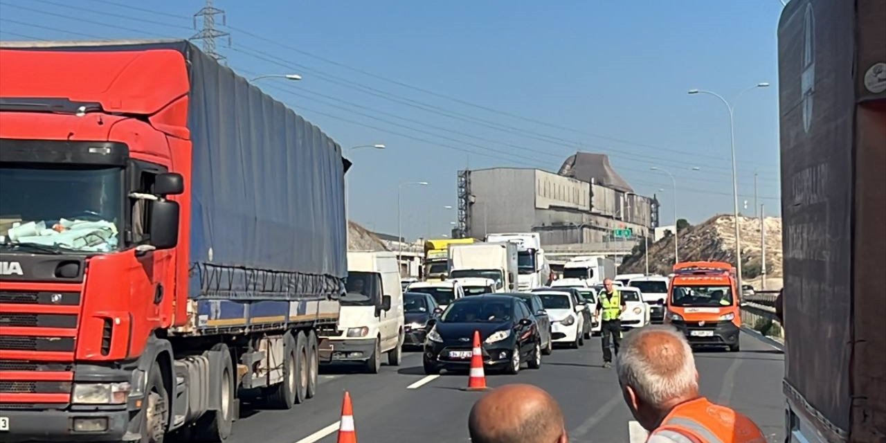 Anadolu Otoyolu'nda bariyere çarpan otomobilin sürücüsü yaralandı