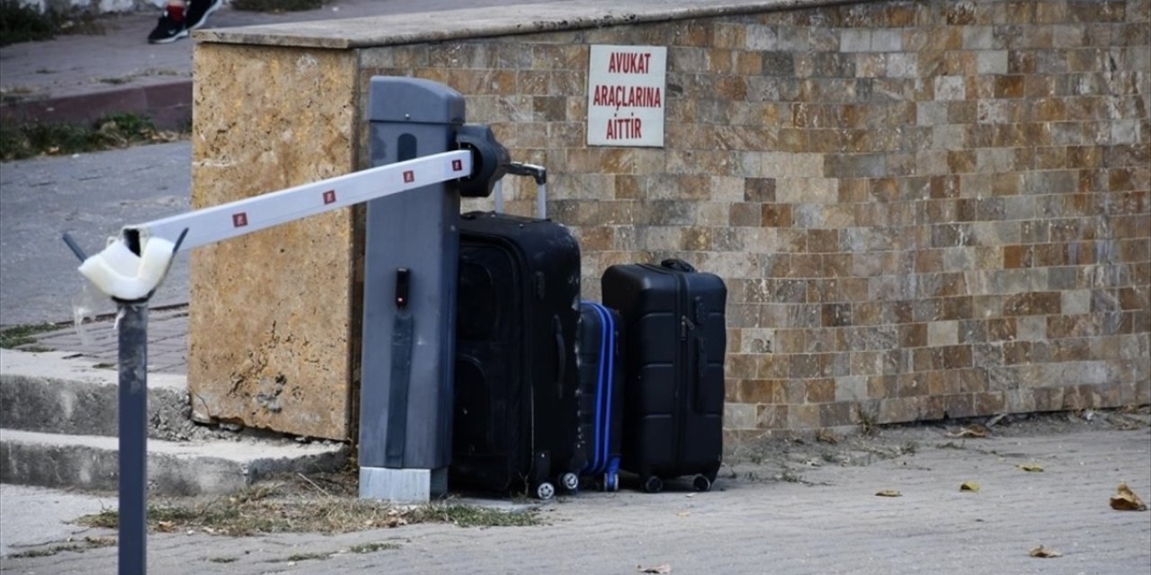 Bilecik'te valizlerini adliye otoparkında unutunca arandığı anlaşılan şüpheli gözaltına alındı