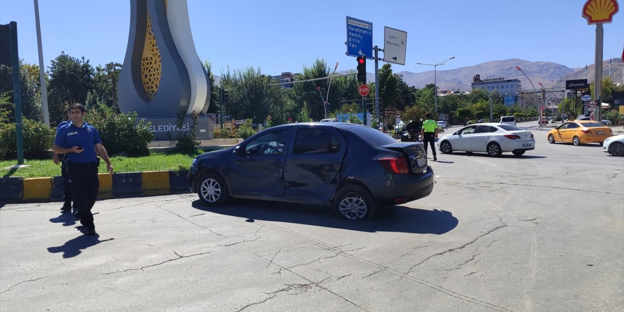 Muş'ta iki otomobilin çarpıştığı kazada 5 kişi yaralandı